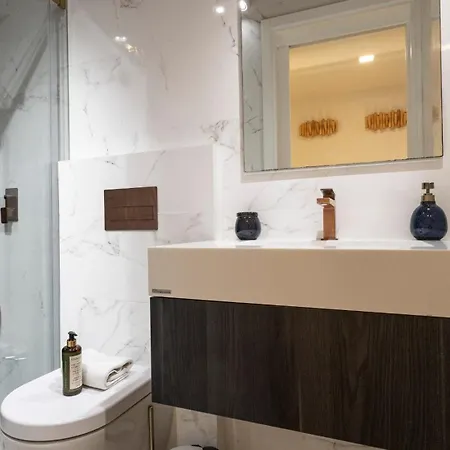 New 3br W Rooftop & Balcony Views By Lovelystay Apartman *