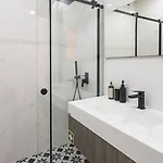 Apartment New 3br W Rooftop & Balcony Views By Lovelystay *