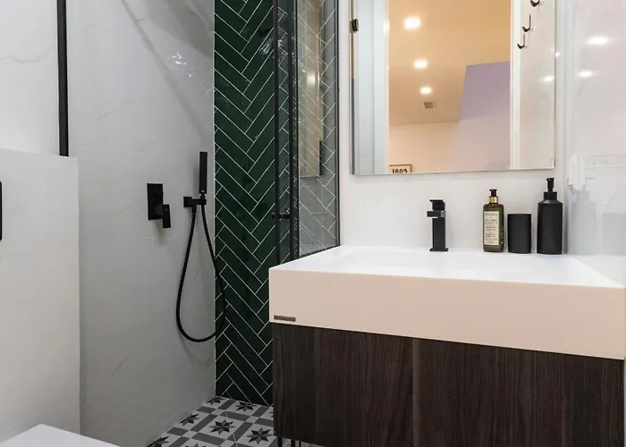 New 3br W Rooftop & Balcony Views By Lovelystay *