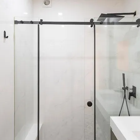 New 3br W Rooftop & Balcony Views By Lovelystay *