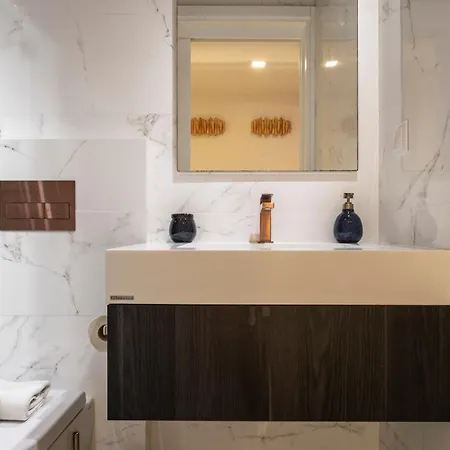 New 3br W Rooftop & Balcony Views By Lovelystay