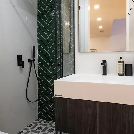 New 3br W Rooftop & Balcony Views By Lovelystay *