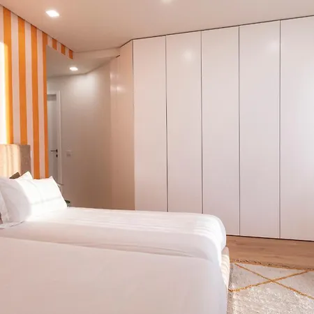 New 3br W Rooftop & Balcony Views By Lovelystay