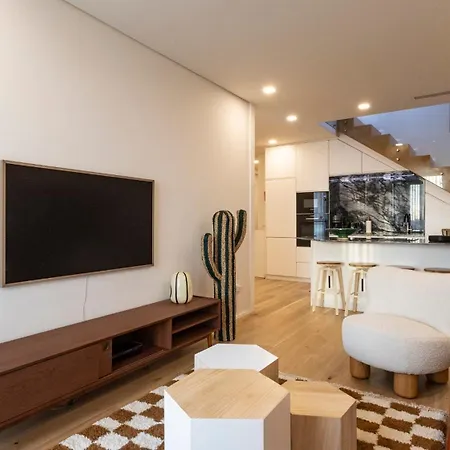 New 3br W Rooftop & Balcony Views By Lovelystay Apartment