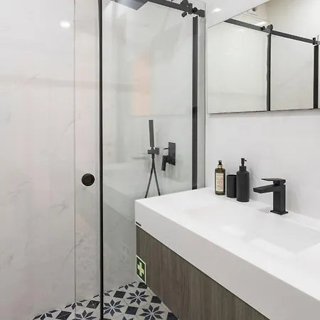 Apartment New 3br W Rooftop & Balcony Views By Lovelystay *