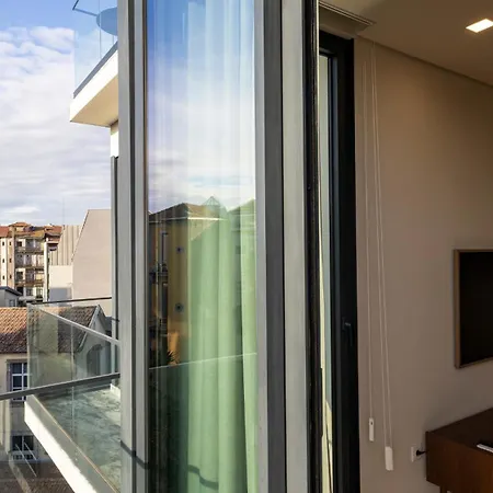 New 3br W Rooftop & Balcony Views By Lovelystay *
