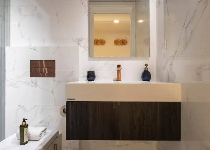 New 3br W Rooftop & Balcony Views By Lovelystay