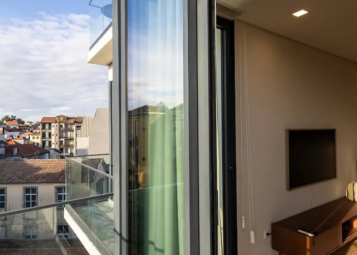 New 3br W Rooftop & Balcony Views By Lovelystay *