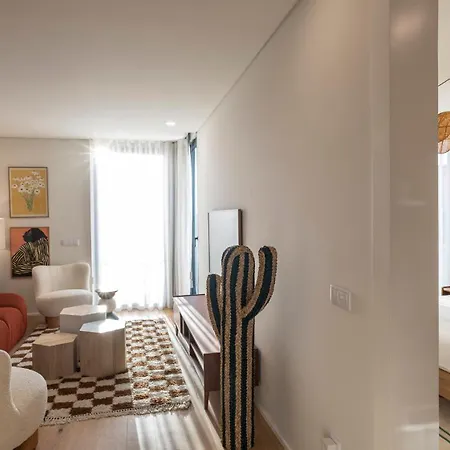 New 3br W Rooftop & Balcony Views By Lovelystay דירה *