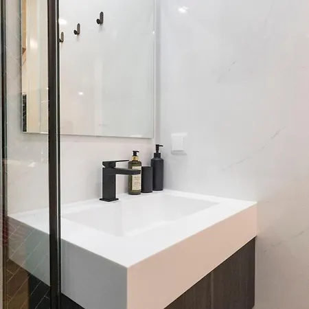 New 3br W Rooftop & Balcony Views By Lovelystay דירה פורטו