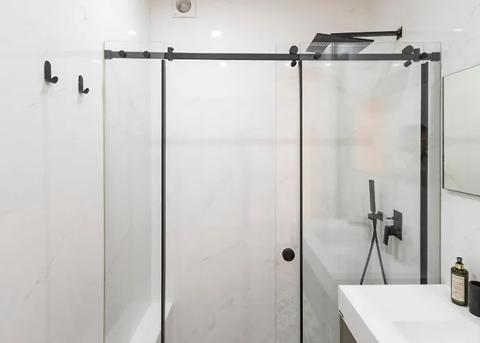 New 3br W Rooftop & Balcony Views By Lovelystay *