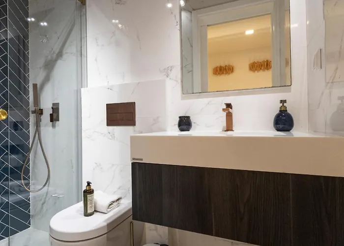 New 3br W Rooftop & Balcony Views By Lovelystay Apartman *